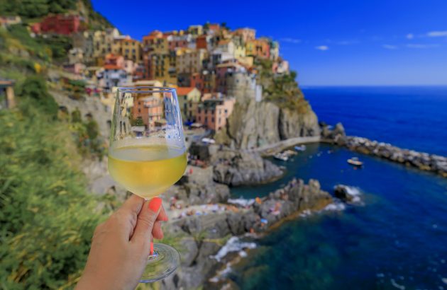 How are Italian white wine appellations differentiating themselves?
