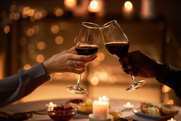 Cost of dating climbs, US consumers cut back