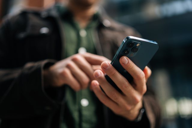New research suggests that repeated use of mobile breathalysers is associated with changes in how people drink and assess intoxication. The findings add to a broader picture of consumers engaging more actively with tools that track health and alcohol intake.