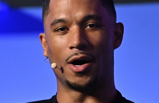 Josh Hart ‘breaks internet’ for bringing glass of red to press conference