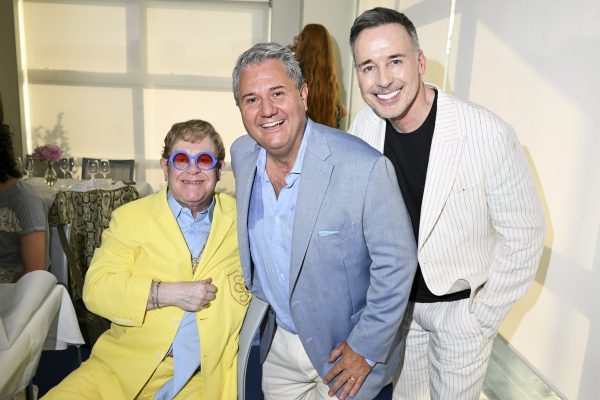 Elton John celebrates his best-selling 0% sparkling