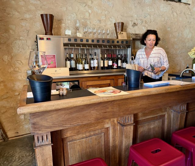 An increasing number of Bordeaux producers are stepping outside appellation rules in favour of Vin de France, seeking greater freedom over grape varieties, winemaking techniques and branding. While still a small part of regional production, the category is becoming a vehicle for innovation, climate adaptation and commercial flexibility.