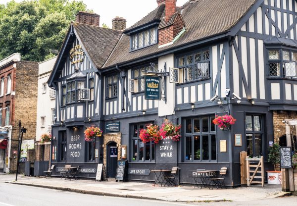 Burnham pledges 20% business rates cut for pubs, bars and clubs