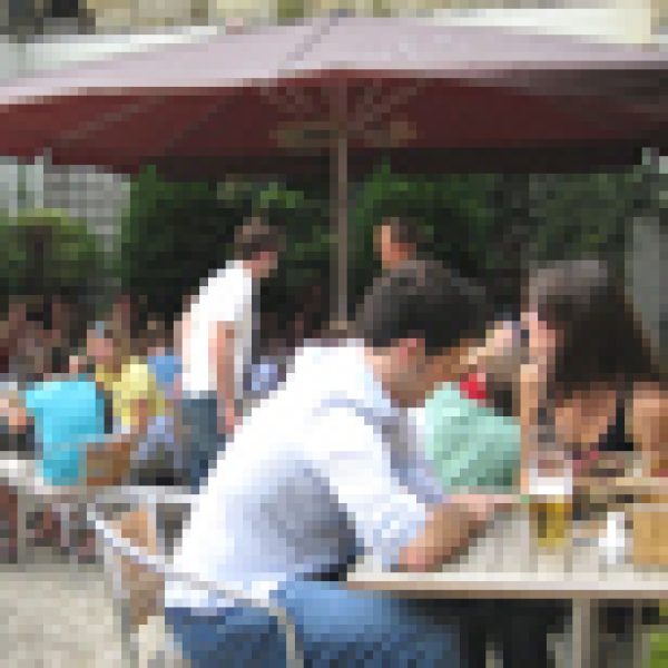 Pub sector outpaces high street